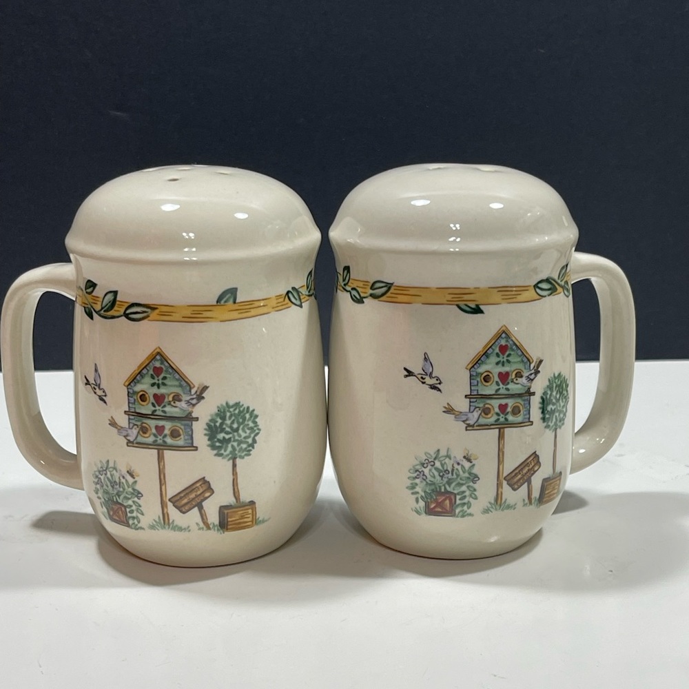 Ceramic Thomson Pottery Salt & Pepper Shakers Birdhouse Print (T42)